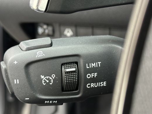 Peugeot 208 Hybrid 100 e-DCS6 Allure | Achterbank in delen neerklapbaar | Achteruitrijcamera | Apple Carplay/... ActivLease financial lease