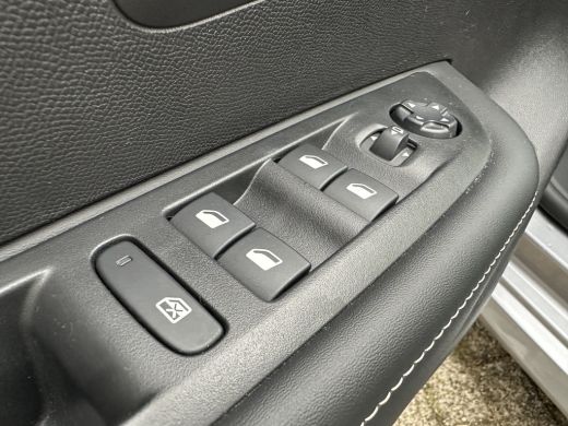 Peugeot 208 Hybrid 100 e-DCS6 Allure | Achterbank in delen neerklapbaar | Achteruitrijcamera | Apple Carplay/... ActivLease financial lease