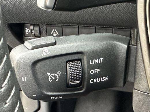 Peugeot 208 Hybrid 100 e-DCS6 Allure | Achterbank in delen neerklapbaar | Achteruitrijcamera | Apple Carplay/... ActivLease financial lease