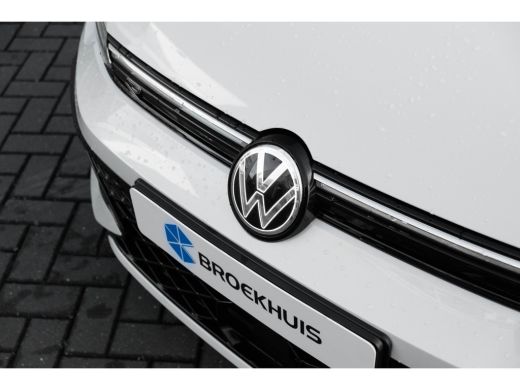 Volkswagen Golf 1.5 eTSI R-Line Edition 360 Camera l Verlicht VW Logo voor l Stoel en Stuurverwarming l Sportstoelen ActivLease financial lease