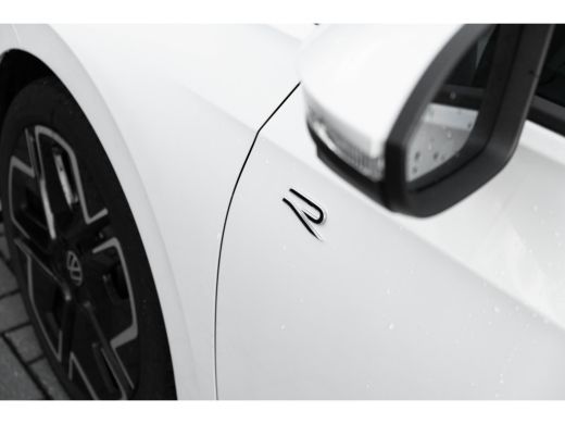 Volkswagen Golf 1.5 eTSI R-Line Edition 360 Camera l Verlicht VW Logo voor l Stoel en Stuurverwarming l Sportstoelen ActivLease financial lease