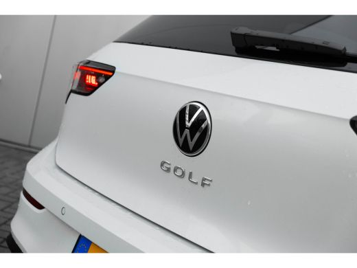 Volkswagen Golf 1.5 eTSI R-Line Edition 360 Camera l Verlicht VW Logo voor l Stoel en Stuurverwarming l Sportstoelen ActivLease financial lease