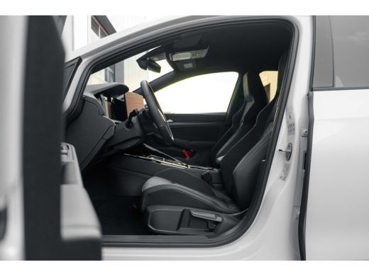 Volkswagen Golf 1.5 eTSI R-Line Edition 360 Camera l Verlicht VW Logo voor l Stoel en Stuurverwarming l Sportstoelen ActivLease financial lease