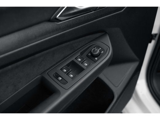 Volkswagen Golf 1.5 eTSI R-Line Edition 360 Camera l Verlicht VW Logo voor l Stoel en Stuurverwarming l Sportstoelen ActivLease financial lease