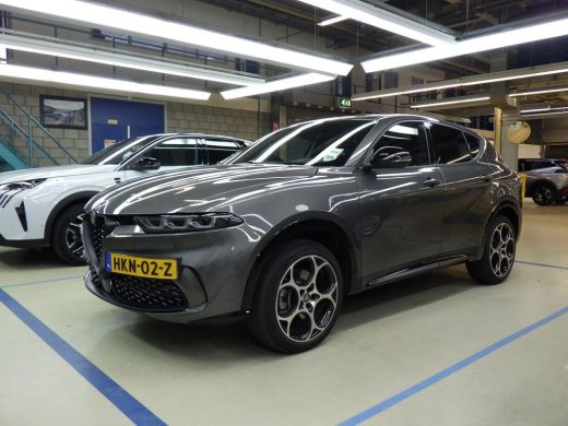 Alfa Romeo Tonale 1.3T PHEV Sprint Q4 280pk | Afn. Trekhaak | Stuur/Stoelverwarming | Navigatie | 19"LMV | Achterui... Alfa Romeo Tonale 1.3T PHEV Sprint Q4 280pk | Afn. Trekhaak | Stuur/Stoelverwarming | Navigatie | 19"LMV | Achterui...
