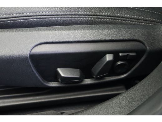 BMW 2 Serie 220i High Executive M Sport Automaat / Panoramadak / Sportstoelen / Achteruitrijcamera / Adaptiev... ActivLease financial lease