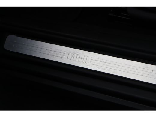 Mini Clubman Cooper Automaat / Panoramadak / Achteruitrijcamera / Comfort Access / LED / Head-Up ActivLease financial lease