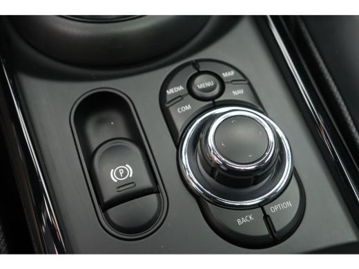 Mini Clubman Cooper Automaat / Panoramadak / Achteruitrijcamera / Comfort Access / LED / Head-Up ActivLease financial lease
