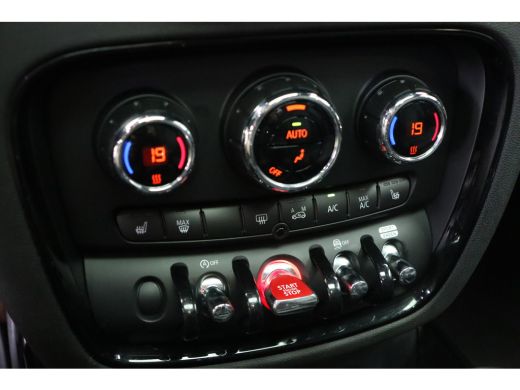 Mini Clubman Cooper Automaat / Panoramadak / Achteruitrijcamera / Comfort Access / LED / Head-Up ActivLease financial lease
