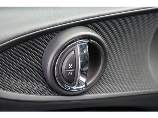 Mini Clubman Cooper Automaat / Panoramadak / Achteruitrijcamera / Comfort Access / LED / Head-Up ActivLease financial lease