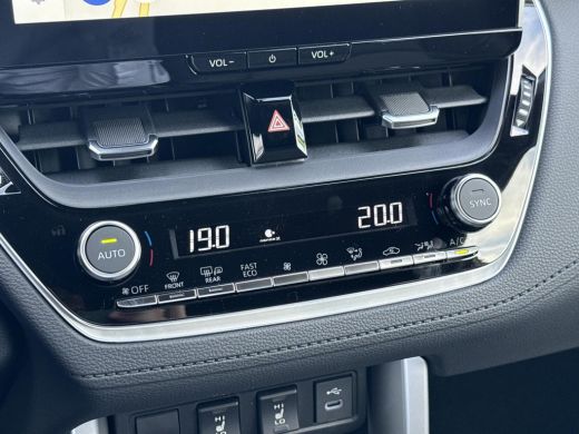 Toyota Corolla Cross Hybrid 200 Style **NAVIGATIE/ DODEHOEK DETECTIE/ STOEL EN STUURWIELVERWARMING/ PARKEERSENSOREN** ActivLease financial lease