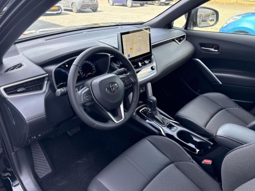 Toyota Corolla Cross Hybrid 200 Style **NAVIGATIE/ DODEHOEK DETECTIE/ STOEL EN STUURWIELVERWARMING/ PARKEERSENSOREN** ActivLease financial lease