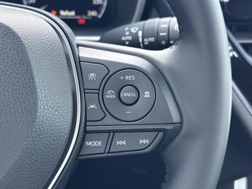 Toyota Corolla Cross Hybrid 200 Style **NAVIGATIE/ DODEHOEK DETECTIE/ STOEL EN STUURWIELVERWARMING/ PARKEERSENSOREN** ActivLease financial lease