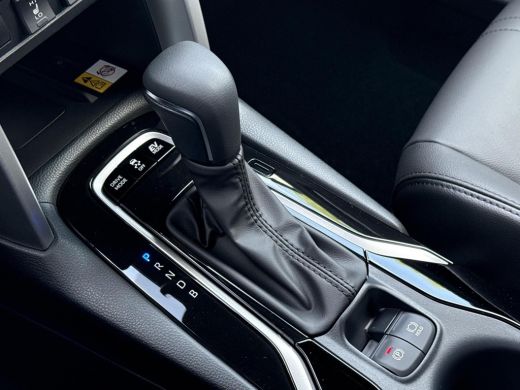 Toyota Corolla Cross Hybrid 200 Style **NAVIGATIE/ DODEHOEK DETECTIE/ STOEL EN STUURWIELVERWARMING/ PARKEERSENSOREN** ActivLease financial lease