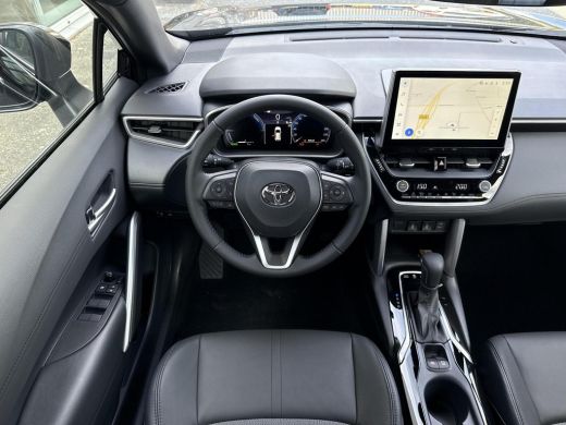 Toyota Corolla Cross Hybrid 200 Style **NAVIGATIE/ DODEHOEK DETECTIE/ STOEL EN STUURWIELVERWARMING/ PARKEERSENSOREN** ActivLease financial lease