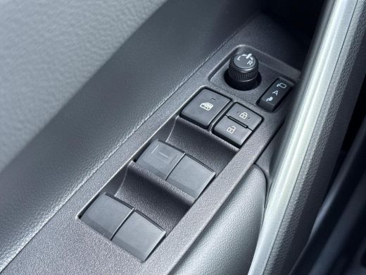 Toyota Corolla Cross Hybrid 200 Style **NAVIGATIE/ DODEHOEK DETECTIE/ STOEL EN STUURWIELVERWARMING/ PARKEERSENSOREN** ActivLease financial lease