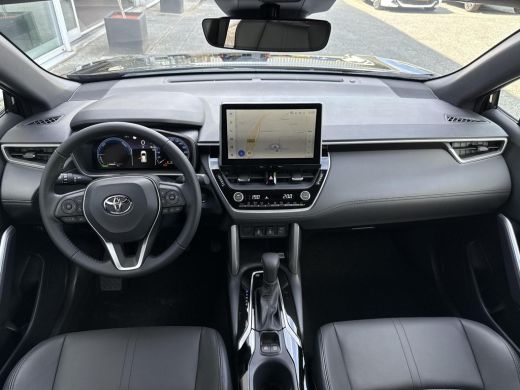 Toyota Corolla Cross Hybrid 200 Style **NAVIGATIE/ DODEHOEK DETECTIE/ STOEL EN STUURWIELVERWARMING/ PARKEERSENSOREN** ActivLease financial lease