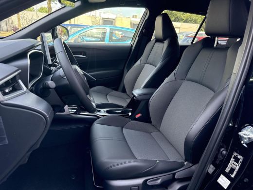 Toyota Corolla Cross Hybrid 200 Style **NAVIGATIE/ DODEHOEK DETECTIE/ STOEL EN STUURWIELVERWARMING/ PARKEERSENSOREN** ActivLease financial lease