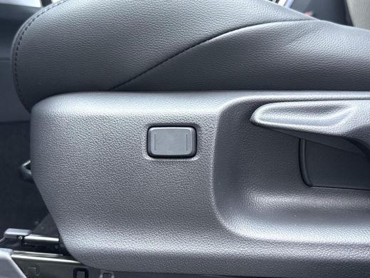 Toyota Corolla Cross Hybrid 200 Style **NAVIGATIE/ DODEHOEK DETECTIE/ STOEL EN STUURWIELVERWARMING/ PARKEERSENSOREN** ActivLease financial lease