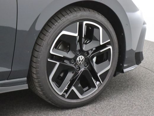 Volkswagen Golf 1.5 eTSI R-Line Edition 150 PK DSG LED Matrix, Panoramdak, Getint glas, Climatronic, 18" York vel... ActivLease financial lease