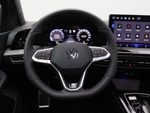 Volkswagen Golf 1.5 eTSI R-Line Edition 150 PK DSG LED Matrix, Panoramdak, Getint glas, Climatronic, 18" York vel... ActivLease financial lease