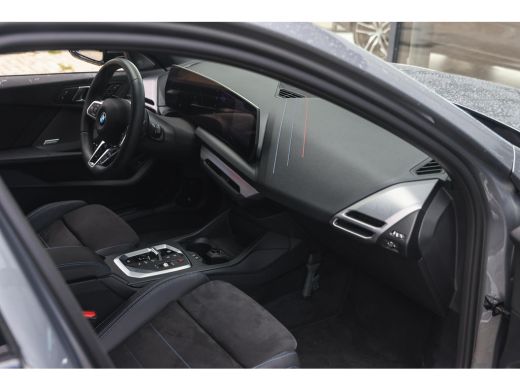BMW 1 Serie 120 M Sport Automaat / Sportstoelen / Achteruitrijcamera / M Adaptief onderstel / Adaptieve LED /... ActivLease financial lease