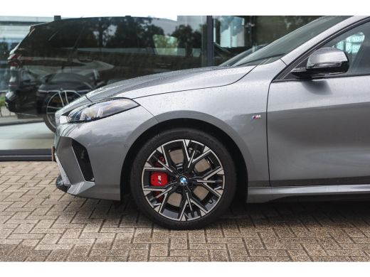 BMW 1 Serie 120 M Sport Automaat / Sportstoelen / Achteruitrijcamera / M Adaptief onderstel / Adaptieve LED /... ActivLease financial lease