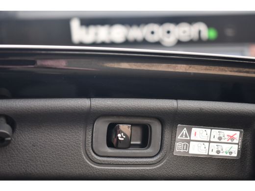 Mercedes-Benz C-Klasse 300 e AMG Line Pano Night Trekhaak Camera ActivLease financial lease