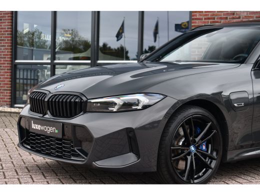 BMW 3 Serie Touring 330e xDrive M-Sport Pro LCI Dravitgrau Pano HUD el-zetels 19inch ActivLease financial lease