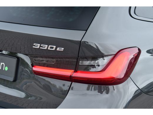 BMW 3 Serie Touring 330e xDrive M-Sport Pro LCI Dravitgrau Pano HUD el-zetels 19inch ActivLease financial lease