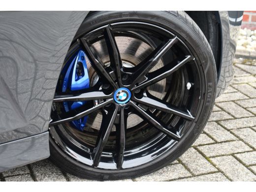 BMW 3 Serie Touring 330e xDrive M-Sport Pro LCI Dravitgrau Pano HUD el-zetels 19inch ActivLease financial lease
