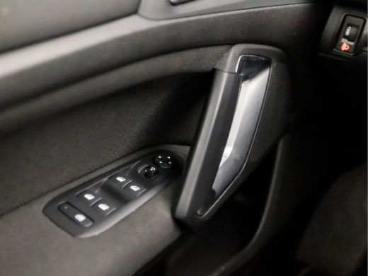 Peugeot 308 1.2 PureTech Sport (PANORAMADAK, APPLE CARPLAY, GROOT NAVI, GETINT GLAS, SPORTSTOELEN, LANE ASSIS... ActivLease financial lease