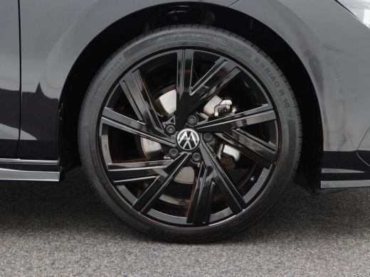 Volkswagen Golf 1.5 eTSi 150 Pk Automaat R-Line Business | Full LED | Panoramadak | Black Style | 18 Inch | Camer... ActivLease financial lease