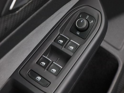 Volkswagen Golf 1.5 eTSi 150 Pk Automaat R-Line Business | Full LED | Panoramadak | Black Style | 18 Inch | Camer... ActivLease financial lease