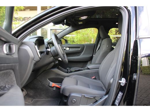 Volvo  C40 Single Motor Core 69 kWh | Panoramadak | Stuur- en stoelverwarming | 19" Velgen ActivLease financial lease