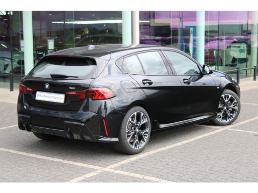 BMW 1 Serie 120 M Sport Automaat / Sportstoelen / M Adaptief onderstel / Comfort Access / Head-Up / Harman-Ka... ActivLease financial lease