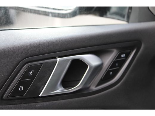 BMW 1 Serie 120 M Sport Automaat / Sportstoelen / M Adaptief onderstel / Comfort Access / Head-Up / Harman-Ka... ActivLease financial lease