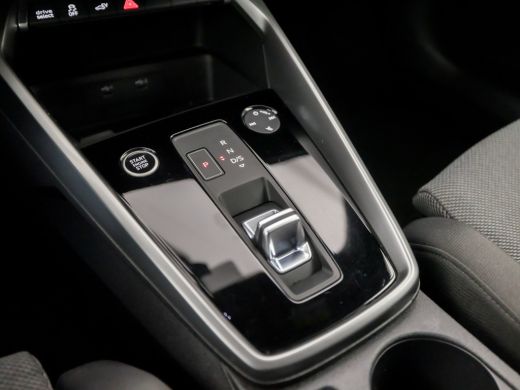 Audi A3 Sportback 40 TFSI e Sport 204Pk Automaat (SCHUIFDAK, APPLE CARPLAY, GROOT NAVI, SPORTSTOELEN, PAR... ActivLease financial lease