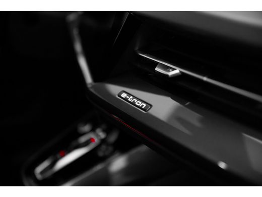 Audi Q4 e-tron S edition Competition | Achterklep, automatisch bedienbaar | Achteruitrijcamera | Adaptive cruise... ActivLease financial lease