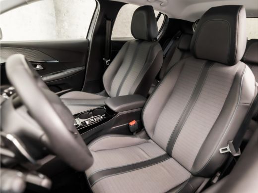 Peugeot 208 1.2 PureTech Allure Sport Automaat (VIRTUAL COCKPIT, APPLE CARPLAY, GROOT NAVI, LEDER, KEYLESS, S... ActivLease financial lease