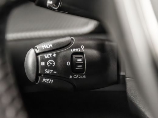Peugeot 208 1.2 PureTech Allure Sport Automaat (VIRTUAL COCKPIT, APPLE CARPLAY, GROOT NAVI, LEDER, KEYLESS, S... ActivLease financial lease