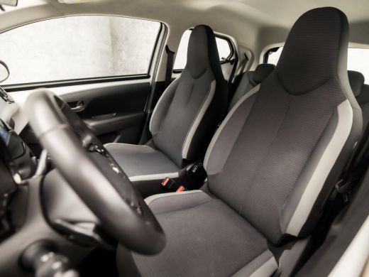 Toyota Aygo 1.0 VVT-i Sport (APPLE CARPLAY, NAVIGATIE, LM VELGEN, SPORTSTOELEN, CAMERA, LANE ASSIST, NIEUWE A... ActivLease financial lease