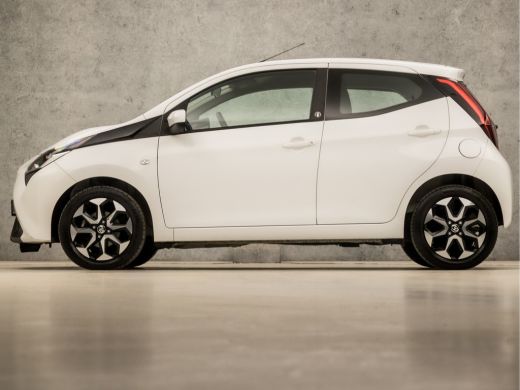 Toyota Aygo 1.0 VVT-i Sport (APPLE CARPLAY, NAVIGATIE, LM VELGEN, SPORTSTOELEN, CAMERA, LANE ASSIST, NIEUWE A... ActivLease financial lease