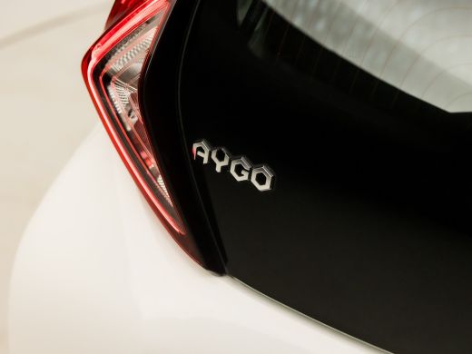 Toyota Aygo 1.0 VVT-i Sport (APPLE CARPLAY, NAVIGATIE, LM VELGEN, SPORTSTOELEN, CAMERA, LANE ASSIST, NIEUWE A... ActivLease financial lease