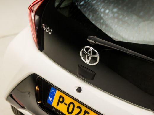 Toyota Aygo 1.0 VVT-i Sport (APPLE CARPLAY, NAVIGATIE, LM VELGEN, SPORTSTOELEN, CAMERA, LANE ASSIST, NIEUWE A... ActivLease financial lease