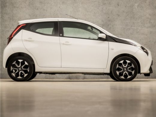 Toyota Aygo 1.0 VVT-i Sport (APPLE CARPLAY, NAVIGATIE, LM VELGEN, SPORTSTOELEN, CAMERA, LANE ASSIST, NIEUWE A... ActivLease financial lease