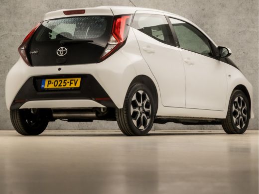Toyota Aygo 1.0 VVT-i Sport (APPLE CARPLAY, NAVIGATIE, LM VELGEN, SPORTSTOELEN, CAMERA, LANE ASSIST, NIEUWE A... ActivLease financial lease