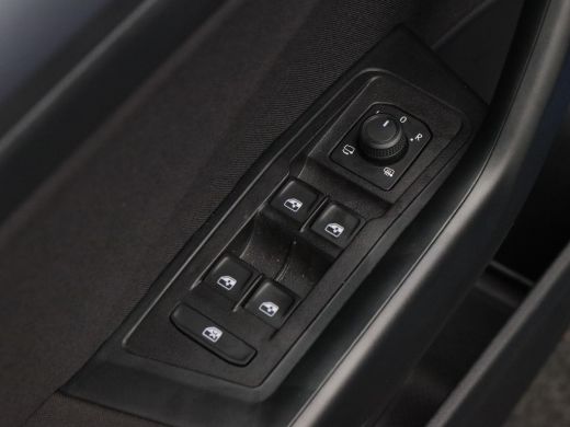 Volkswagen T-Roc 1.5 TSi 150 Pk Automaat Life Edition | Carplay | Camera | Stoel Verwarming | Parkeersensoren | LE... ActivLease financial lease
