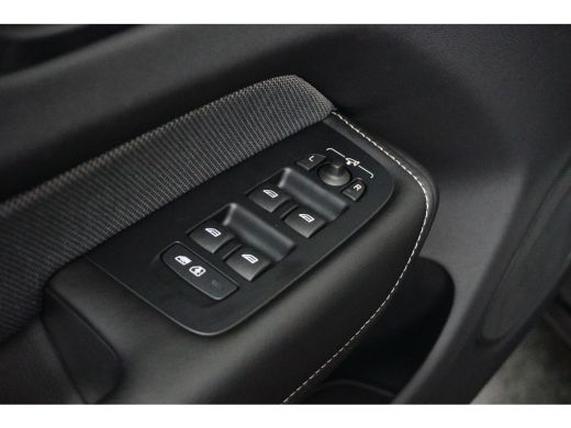 Volvo  XC60 Black Edition |  trekhaak | Keyless entry | Stoel + Stuurverwarming | ActivLease financial lease