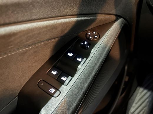 Opel Crossland 1.2 Turbo Ultimate Automaat |AGR stoelen|Camera|Navi|Carplay|PDC| ActivLease financial lease